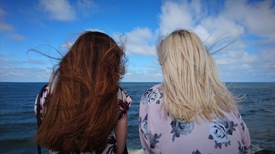 两个女人白天看地平线的照片